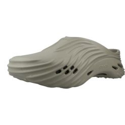 Sandały CROCS 210521C Szary. Szare sandały Crocs, z gumy, bez zapięcia. Za 315.99 zł.