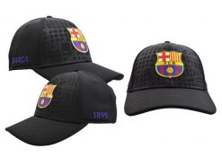 Czapka z daszkiem FC Barcelona - oficjalna licencjonowana. Czarne czapki z daszkiem FC Barcelona, bez wzorów, z materiału. Za 98.53 zł.