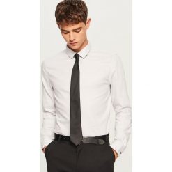 Koszula slim fit z bawełny strukturalnej - Jasny szar. Koszule marki Under Armour. W wyprzedaży za 39.99 zł.