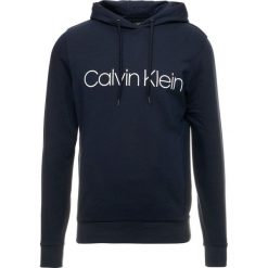 Calvin Klein KAMS HOODY Bluza z kapturem blue. Bluzy marki CALVIN KLEIN. Za 449.00 zł.