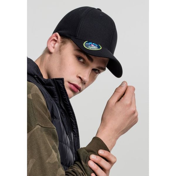 Czapka Flexfit 110 Pique. Czarne czapki z daszkiem FLEXFIT, bez wzorów. Za 150.50 zł.