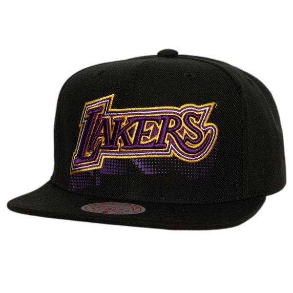 Czapka typu snapback Mitchell & Ness Big Face 7.0 Los Angeles Lakers. Czarne czapki z daszkiem Mitchell & Ness, bez wzorów. Za 206.50 zł.