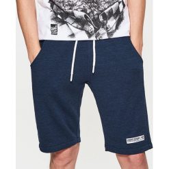Dresowe szorty z naszywką - Granatowy. Krótkie spodenki sportowe marki Cropp. Za 49.99 zł.
