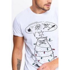 T-SHIRT MĘSKI ZE ŚWIĄTECZNYM NADRUKIEM. Bluzki z długim rękawem marki TOP SECRET. W wyprzedaży za 29.99 zł.