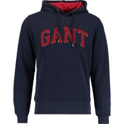 GANT EMBRODERY HOODIE Bluza z kapturem evening blue. Bluzy z kapturem marki GANT. W wyprzedaży za 377.10 zł.