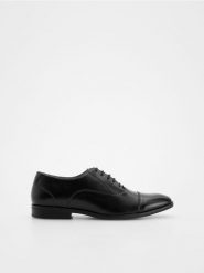 Półbuty z imitacji skóry - czarny. Czarne eleganckie półbuty Reserved, bez wzorów, ze skóry, bez obcasa, bez zapięcia. W wyprzedaży za 129.99 zł.