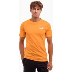 Koszulka sportowa męska Puma ESS Small Logo Tee. Brązowe t-shirty sportowe Puma, bez wzorów, z bawełny, bez ramiączek, do piłki nożnej. Za 75.00 zł.