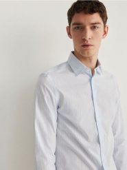 Koszula slim z bawełny egipskiej - jasnoniebieski. Niebieskie koszule Reserved, l, bez wzorów, z bawełny, bez kołnierzyka, bez ramiączek. W wyprzedaży za 69.99 zł.