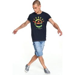 T-SHIRT Z NADRUKIEM. Niebieskie bluzki z długim rękawem TOP SECRET, l, bez wzorów, z bawełny, bez kołnierzyka, bez ramiączek. W wyprzedaży za 19.99 zł.