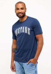 MUSTANG AUSTIN MĘSKI T-SHIRT KOSZULKA LOGO NADRUK DRESS BLUES 1014927 5334. T-shirty Mustang, m, bez wzorów, bez kołnierzyka, bez ramiączek. Za 69.99 zł.