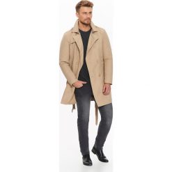 KLASYCZNY PŁASZCZ MĘSKI Z ZAPIĘCIEM DWURZĘDOWYM I Z ODPINANĄ PODPINKĄ. Brązowe płaszcze TOP SECRET, na jesień, m, bez wzorów, eleganckie, bez kaptura. W wyprzedaży za 119.99 zł.