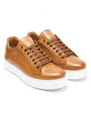 British Passport Skórzane sneakersy w kolorze jasnobrązowym rozmiar: 42. Brązowe buty sportowe casual British Passport, bez wzorów, bez zapięcia. Za 404.99 zł.