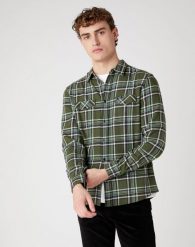 MĘSKA KOSZULA WRANGLER LS 2PKT FLAP SHIRT RIFLE GREEN W5A53WG13 112130048. Zielone koszule Wrangler, m, bez wzorów, bez kołnierzyka, bez ramiączek. Za 129.99 zł.
