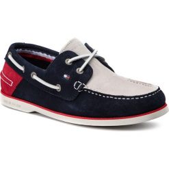 Mokasyny TOMMY HILFIGER - Classic Suede Boatshoe FM0FM02112 Rwb 020. Niebieskie mokasyny Tommy Hilfiger, bez wzorów, z materiału, bez obcasa, bez zapięcia. W wyprzedaży za 269.00 zł.