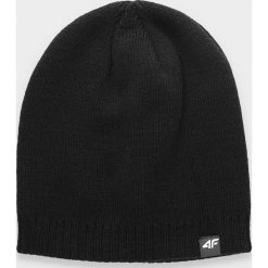 Czapka męska CAM061 - głęboka czerń. Czapki zimowe 4F, bez wzorów. W wyprzedaży za 29.99 zł.