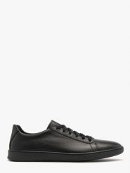 Czarne półbuty męskie w sportowym stylu KRISS. Czarne eleganckie półbuty RKO, bez wzorów, ze skóry, bez obcasa, bez zapięcia. Za 429.99 zł.
