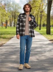 Koszula comfort fit - czarny. Czarne koszule Sinsay, l, bez wzorów, bez kołnierzyka, bez ramiączek. Za 79.99 zł.