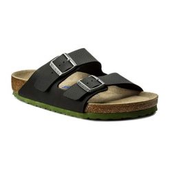 Klapki w kolorze czarnym. Klapki marki Birkenstock. W wyprzedaży za 269.95 zł.