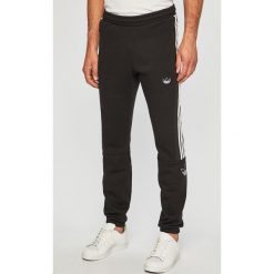 Adidas Originals - Spodnie. Czarne spodnie materiałowe adidas Originals, bez wzorów, z bawełny, casualowe. Za 269.90 zł.