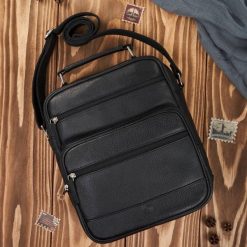 Torba męska na ramię listonoszka skórzana czarna do pracy Paolo Peruzzi T-127-BL. Czarne torby na ramię bez wzorów, z materiału, na ramię, bez dodatków. Za 259.00 zł.