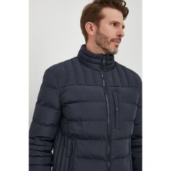Geox kurtka męska kolor granatowy zimowa. Niebieskie kurtki Geox, na zimę, m, bez wzorów, z włókna, bez kaptura. Za 919.99 zł.