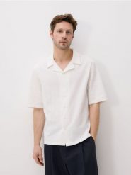 Bawełniana koszula oversize - biały. Białe koszule Reserved, l, bez wzorów, z bawełny, bez kołnierzyka, bez ramiączek. Za 129.99 zł.