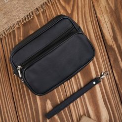 Saszetka męska skórzana do ręki klasyczna czarna mała Abruzzo ABR-09. Czarne torby na ramię bez wzorów, ze skóry, do ręki, małe, bez dodatków. Za 99.99 zł.