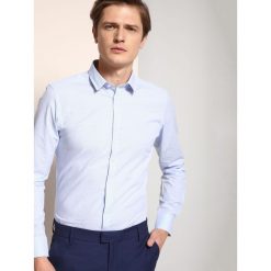 KOSZULA DŁUGI RĘKAW MĘSKA SLIM FIT. Niebieskie koszule TOP SECRET, na lato, m, bez wzorów, z bawełny, bez kołnierzyka, bez ramiączek. W wyprzedaży za 39.99 zł.
