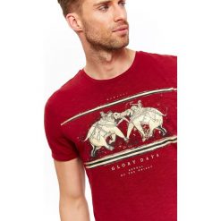 T-SHIRT MĘSKI Z DZIANINY SLUB Z NADRUKIEM. Bluzki z długim rękawem TOP SECRET. W wyprzedaży za 39.99 zł.