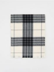 Szal w kratę - czarny. Czarne szaliki Reserved, bez wzorów. W wyprzedaży za 39.99 zł.