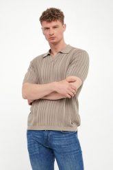 Polo męskie prążkowane KARL LAGERFELD. Koszulki polo sportowe KARL LAGERFELD, m, bez wzorów, prążkowane, bez kołnierzyka, bez ramiączek. Za 699.00 zł.