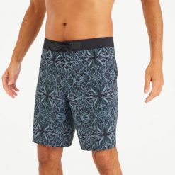 Spodenki surfingowe męskie Olaian 900 19" Itzblack. Czarne odzież kąpielowa OLAIAN, m, z aplikacjami, z elastanu, klasyczne. Za 129.99 zł.