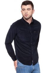 KOSZULA LEE BUTTON DOWN MIDNIGHT BLUE L880MRDB 112123261. Niebieskie koszule Lee, l, z aplikacjami, ze sztruksu, bez kołnierzyka, bez ramiączek. W wyprzedaży za 69.99 zł.