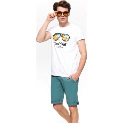 T-SHIRT Z WAKACYJNYM NADRUKIEM. Białe bluzki z długim rękawem TOP SECRET, l, bez wzorów, z bawełny, bez kołnierzyka, bez ramiączek. W wyprzedaży za 19.99 zł.