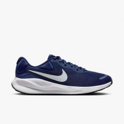Buty do biegania męskie Nike Revolution 7. Białe buty do biegania Nike, bez wzorów, z materiału, bez zapięcia, do biegania, nike revolution. Za 412.00 zł.