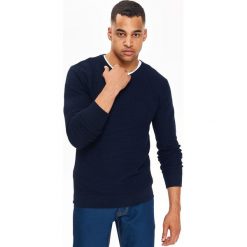 SWETER MĘSKI W SEREK STRUKTURALNY. Swetry nierozpinane marki TOP SECRET. W wyprzedaży za 39.99 zł.