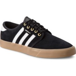 Buty adidas - Seeley B27789 Cblack/Ftwwht/Goldmt. Trampki sportowe marki LACOSTE. W wyprzedaży za 209.00 zł.