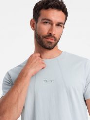 Bawełniana męska koszulka z delikatnym haftem – jasnoszara V4 - Rozmiar: L. Szare t-shirty Ombre Clothing, l, bez wzorów, z bawełny, bez kołnierzyka, bez ramiączek. W wyprzedaży za 19.99 zł.