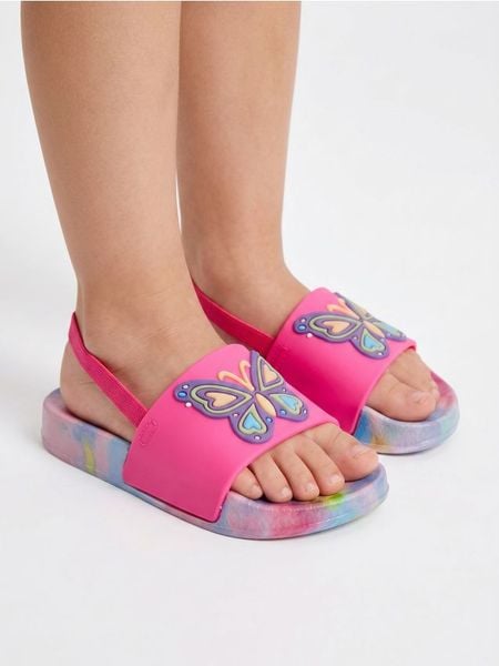 Klapki z motywem motyla i podeszwą tie-dye - wielobarwny. Klapki Sinsay. W wyprzedaży za 17.99 zł.