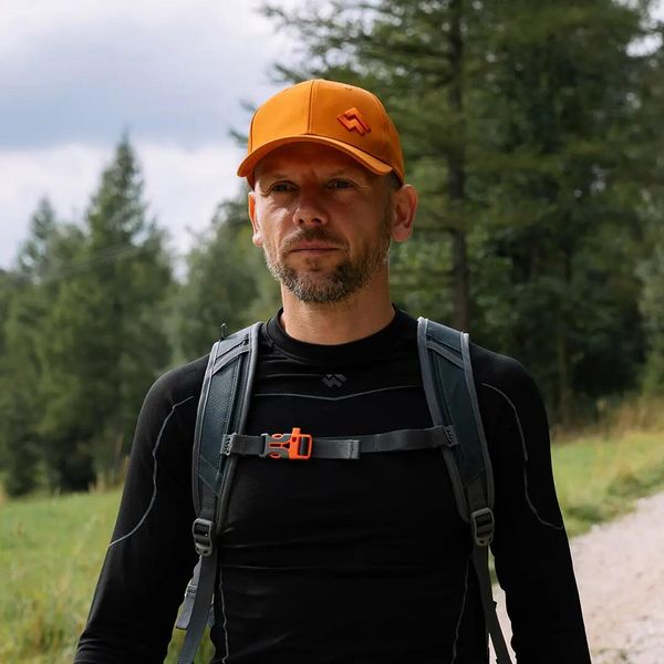 Czapka z daszkiem Alpinus Bilbao. Brązowe bielizna termoaktywna Alpinus, l, bez wzorów, z materiału, bez ramiączek, do biegania. Za 49.00 zł.