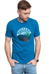 MUSTANG T SHIRT Alex C Print 1009534 5320. T-shirty Mustang, m, bez wzorów, bez kołnierzyka, bez ramiączek. Za 69.99 zł.
