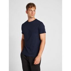 Koszulka Hummel Red Basic. Niebieskie t-shirty sportowe Hummel, bez wzorów, z bawełny, bez ramiączek, na fitness i siłownię. Za 117.00 zł.