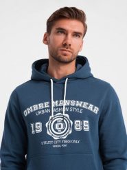 Męska bluza kangurka z kapturem i nadrukiem w stylu college – granatowa V2 OM-SSPS-0143 - XXL. Niebieskie bluzy Ombre Clothing, l, bez wzorów, z bawełny, z kapturem. W wyprzedaży za 99.99 zł.