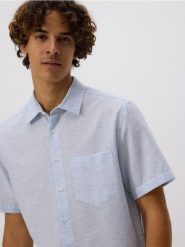 Koszula regular fit z domieszką lnu - jasnoniebieski. Niebieskie koszule Reserved, l, bez wzorów, z bawełny, bez kołnierzyka, bez ramiączek. W wyprzedaży za 59.99 zł.