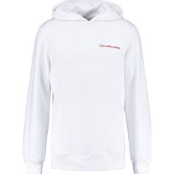 Calvin Klein Jeans HOROS 2 REGULAR POPOVER Bluza z kapturem bright white. Bluzy z kapturem marki Calvin Klein Jeans, m, z bawełny, z kapturem. W wyprzedaży za 399.20 zł.
