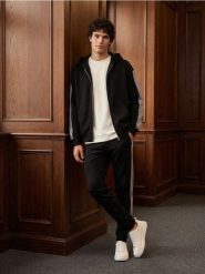 Rozpinana bluza dresowa z kapturem - czarny. Czarne bluzy z kapturem Sinsay, l, bez wzorów, z dresówki, z kapturem. Za 79.99 zł.