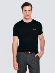 Koszulka męska z niewielkim nadrukiem na piersi czarna Karr 906. Czarne t-shirty BIG STAR, l, bez wzorów, z dzianiny, bez kołnierzyka, bez ramiączek. Za 99.99 zł.