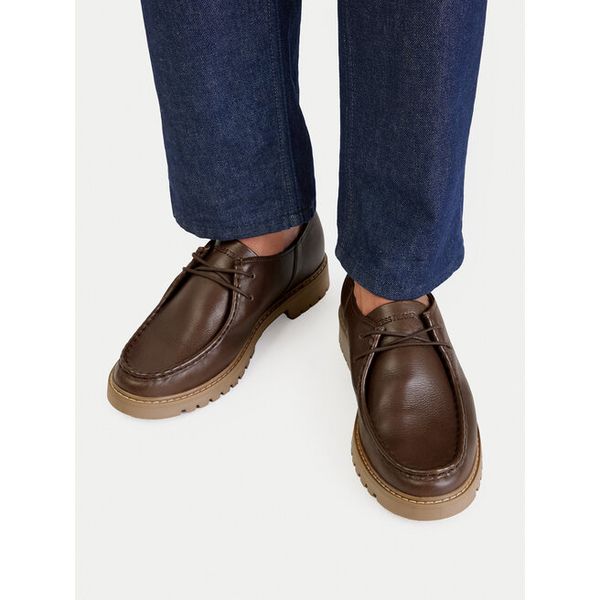 Półbuty Guess Jeans. Brązowe eleganckie półbuty Guess Jeans, z aplikacjami, z jeansu, bez obcasa, bez zapięcia. Za 399.99 zł.