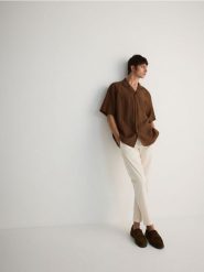 Koszula oversize z lyocellem - brązowy. Brązowe koszule Reserved, l, bez wzorów, z lyocellu, bez kołnierzyka, bez ramiączek. W wyprzedaży za 49.99 zł.