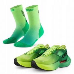 Zestaw biegacza: męskie buty sportowe i skarpety biegowe. Zielone skarpety CEP, bez wzorów. Za 925.20 zł.